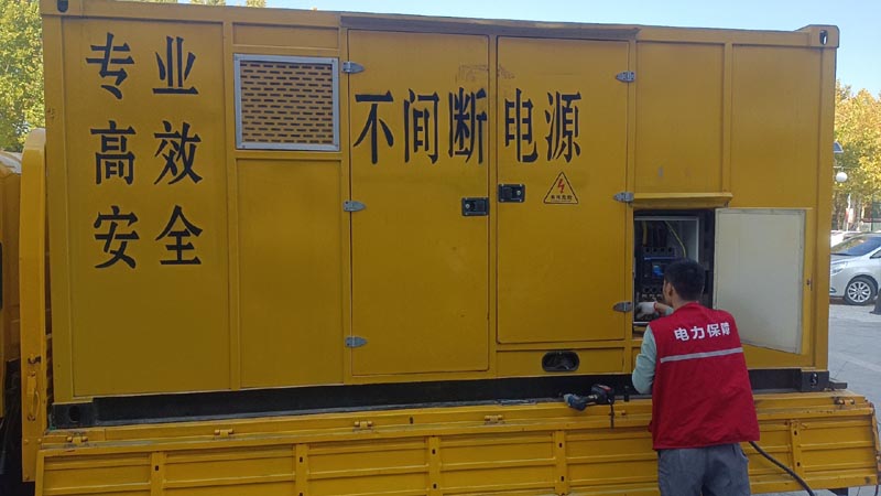 通海口镇柴油发电机组和UPS电源配合使用时，如何避免切换过程中的电力中断？